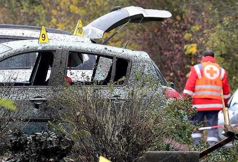 Nach der Explosion untersuchen Experten des LKA die Unglücksstelle.