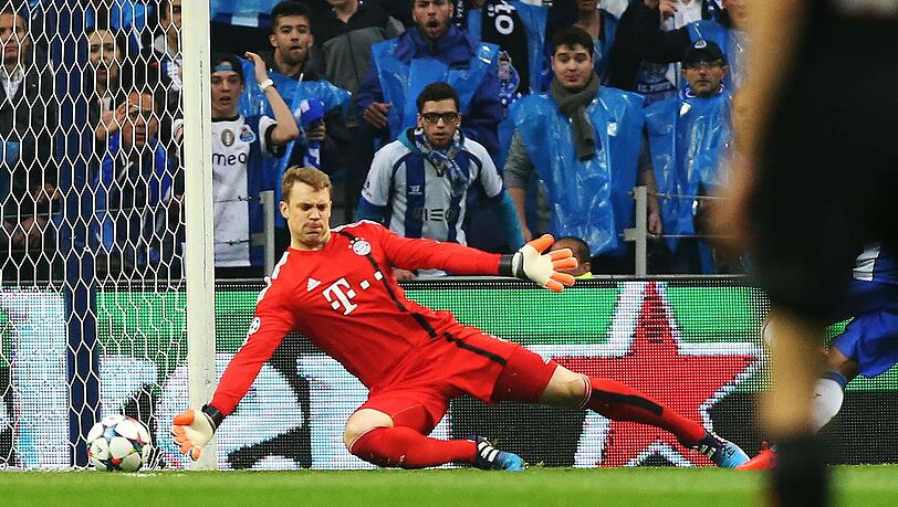 MANUEL NEUER - NOTE 4 - Glück für den Torhüter, dass er nach seinem Elfer-Foul (Notbremse!) an Martínez nicht mit Rot runter musste, nur Gelb sah. Musste anschließend ein ständiges Pfeifkonzert ertragen – und das 0:2. Wieder machtlos. Rette dann Weltklasse (57.). Wieder machtlos beim 1:3. MANUEL NEUER - NOTE 4 - Glück für den Torhüter, dass er nach seinem Elfer-Foul (Notbremse!) an Martínez nicht mit Rot runter musste, nur Gelb sah. Musste anschließend ein ständiges Pfeifkonzert ertragen – und das 0:2. Wieder machtlos. Rette dann Weltklasse (57.). Wieder machtlos beim 1:3.