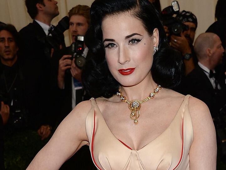 2014 schritt Dita von Teese bei der Met Gala über den roten Teppich