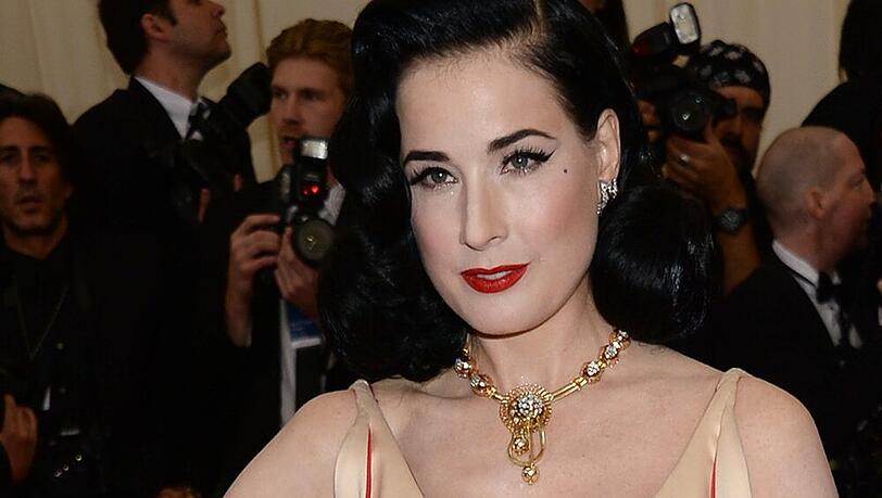 2014 schritt Dita von Teese bei der Met Gala über den roten Teppich 2014 schritt Dita von Teese bei der Met Gala über den roten Teppich