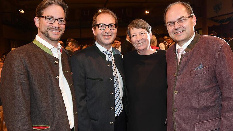 Der bayerische SPD-Vorsitzender Florian Pronold (l-r), Bundesverkehrsminister Alexander Dobrindt (CSU), Bundesumweltministerin Barbara Hendricks (SPD) und Bundeslandwirtschaftsminister Christian Schmidt (CSU)