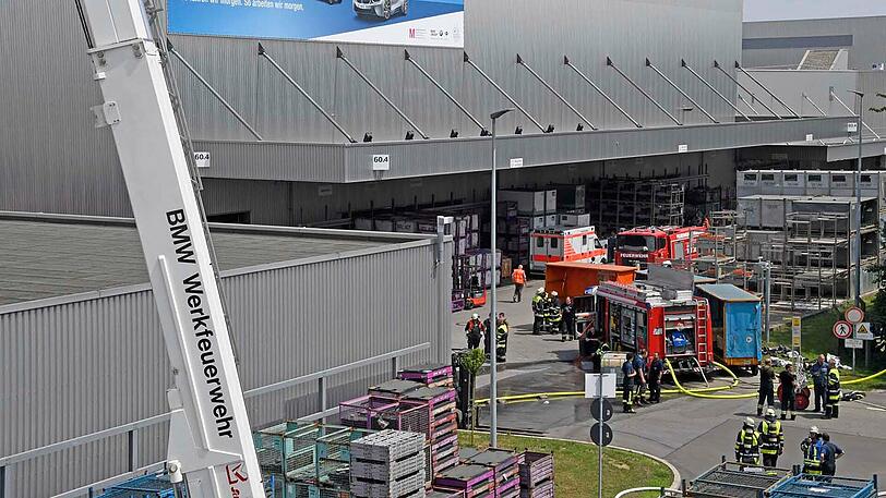 Bilder des Feuerwehreinsatzes am Landshuter BMW-Werk: Der Sachschaden wird auf über zwei Millionen Euro geschätzt.