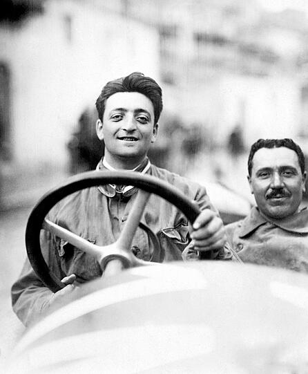 Firmengründer Enzo Ferrari beim Rennen Targa Florio im Jahr 1920.