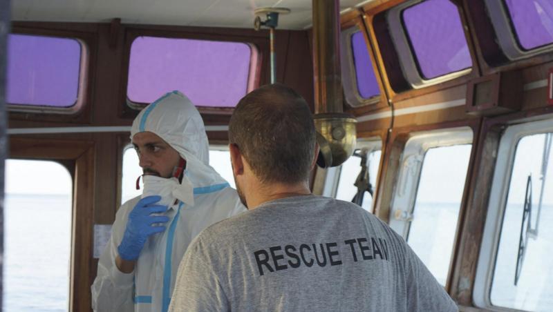 An Bord des Rettungsschiffes "Open Arms": Ein Mitarbeiter des italienischen Gesundheitsministeriums berät die Lage mit einem Besatzungsmitglied. An Bord des Rettungsschiffes "Open Arms": Ein Mitarbeiter des italienischen Gesundheitsministeriums berät die Lage mit einem Besatzungsmitglied.