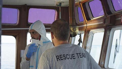 An Bord des Rettungsschiffes "Open Arms": Ein Mitarbeiter des italienischen Gesundheitsministeriums berät die Lage mit einem Besatzungsmitglied.
