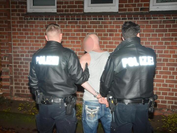 Polizisten führen im Stadtteil Horn einen Mann ab. Er hatte zuvor seinem Nachbarn auf offener Straße ein Messer in die Hüfte gerammt.