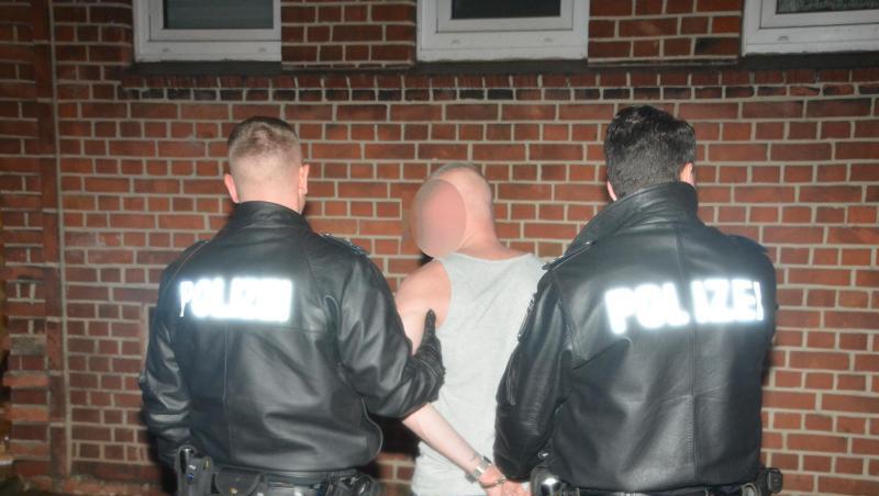 Polizisten führen im Stadtteil Horn einen Mann ab. Er hatte zuvor seinem Nachbarn auf offener Straße ein Messer in die Hüfte gerammt. Polizisten führen im Stadtteil Horn einen Mann ab. Er hatte zuvor seinem Nachbarn auf offener Straße ein Messer in die Hüfte gerammt.
