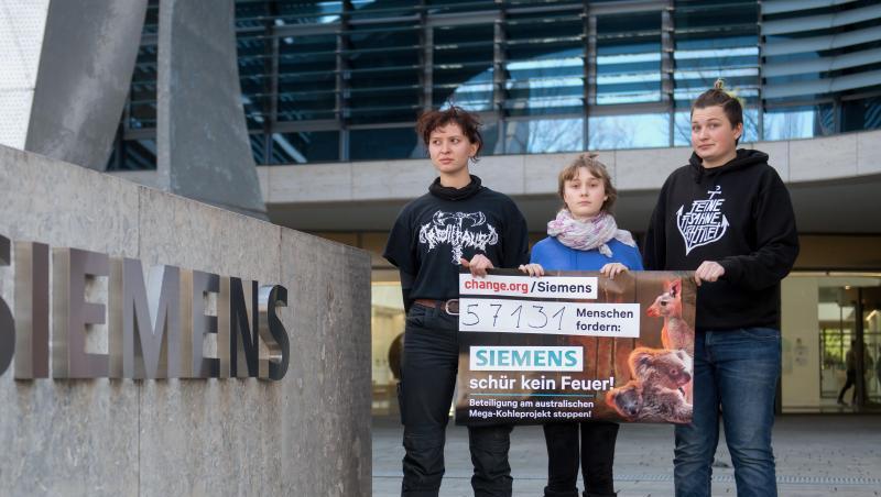 Drei "Fridays for Future"-Aktivisten vor dem Siemens-Hauptsitz in München. Foto: Tobias Hase/dpa Drei "Fridays for Future"-Aktivisten vor dem Siemens-Hauptsitz in München. Foto: Tobias Hase/dpa