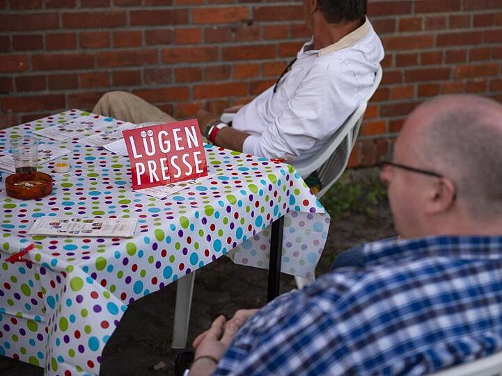 Auch beim Neonazi-Festival "Schild und Schwert" in Sachsen vertreten: die "Lügenpresse".