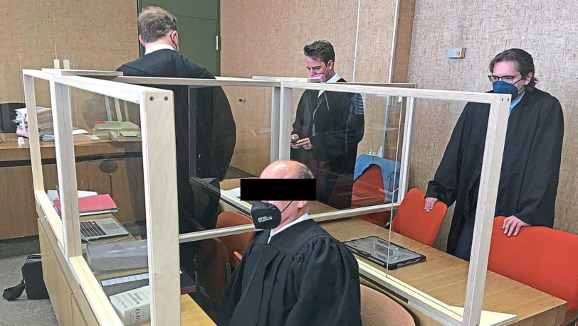Der Angeklagter und seine Anwälte.