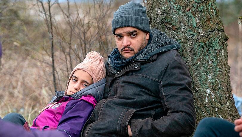 "Der Usedom-Krimi: Geburt der Drachenfrau": Ahmad Bashmani (Yasin El Harrouk) wartet mit seiner Tochter Amira (Valtina Simogy) und anderen Geflüchteten auf den Transporter.