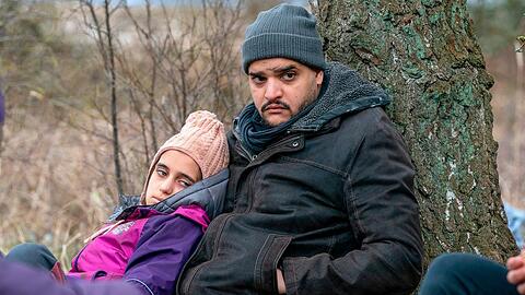 "Der Usedom-Krimi: Geburt der Drachenfrau": Ahmad Bashmani (Yasin El Harrouk) wartet mit seiner Tochter Amira (Valtina Simogy) und anderen Geflüchteten auf den Transporter.