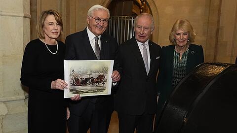 Elke Büdenbender und Frank-Walter Steinmeier zeigen ein Bild des Schlittens neben König Charles und Königin Camilla (v.l.n.r.). Elke Büdenbender und Frank-Walter Steinmeier zeigen ein Bild des Schlittens neben König Charles und Königin Camilla (v.l.n.r.).