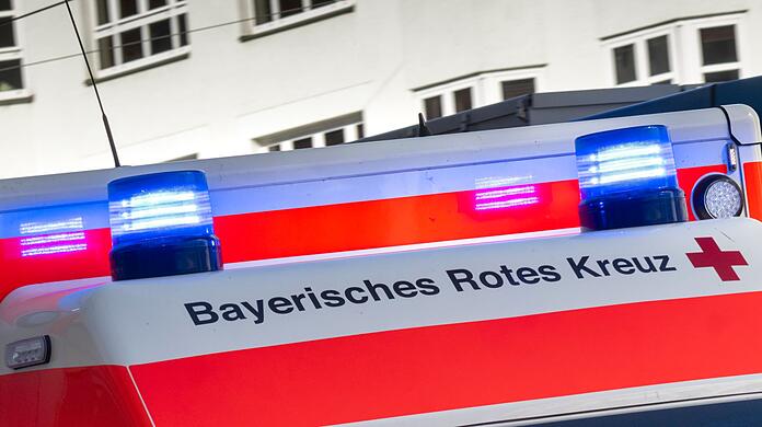 Laut Polizei stand der Mann am Fenster und fotografierte den Einsatz der Rettungskräfte. (Symbolbild) Laut Polizei stand der Mann am Fenster und fotografierte den Einsatz der Rettungskräfte. (Symbolbild)