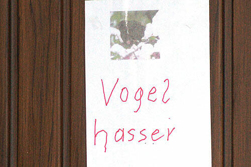 &bdquo;Vogelhasser&ldquo; Diesen Zettel mit dem Bild eines Vogels hat Werner H. gut sichtbar an mindestens drei Stellen seines Hauses angebracht. Er meint damit seine Nachbarn.