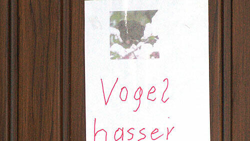 „Vogelhasser“ Diesen Zettel mit dem Bild eines Vogels hat Werner H. gut sichtbar an mindestens drei Stellen seines Hauses angebracht. Er meint damit seine Nachbarn. „Vogelhasser“ Diesen Zettel mit dem Bild eines Vogels hat Werner H. gut sichtbar an mindestens drei Stellen seines Hauses angebracht. Er meint damit seine Nachbarn.