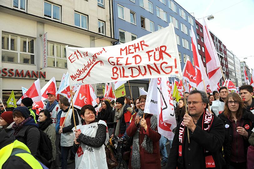 Wie hier in München, legten vielerorts in Bayern tausende öffentlich Bedienstste die Arbeit nieder und demonstrierten für mehr Lohn.