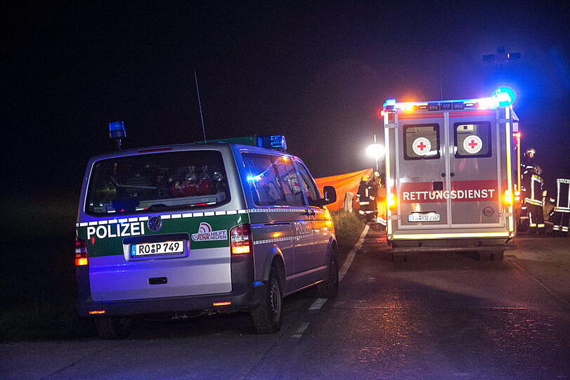 Bilder vom tragischen Unfall auf der Staatsstraße 2093 bei Offling/Altenmarkt.