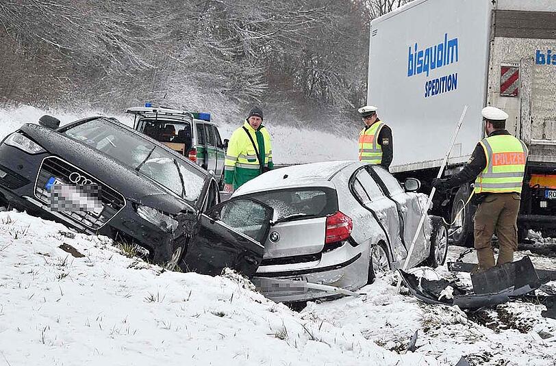 Bilder vom Verkehrsunfall in Dorfen, bei dem ein Autofahrer ums Leben kam. Nach einem Zusammenstoß mit einem Lkw starb der Mann noch am Unfallort.