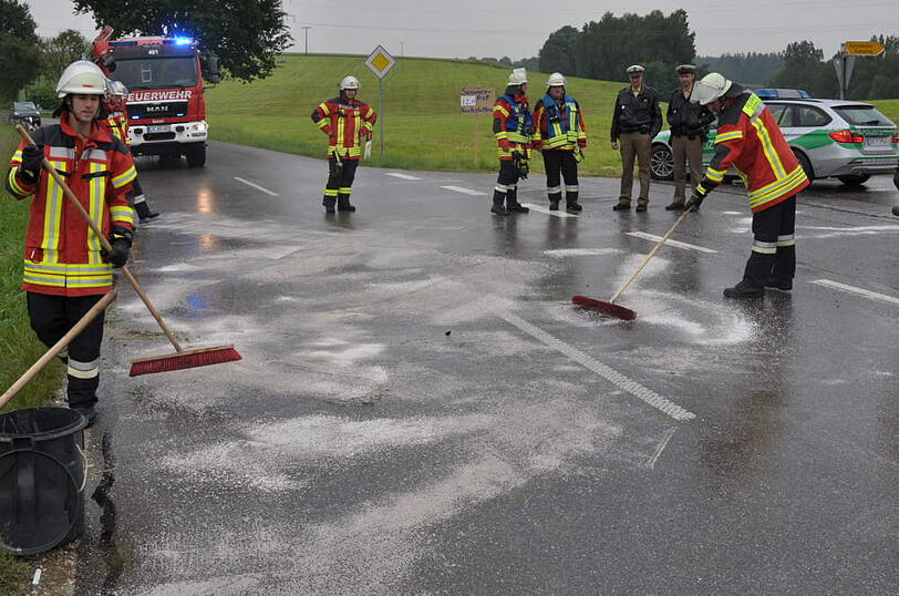 Beide Wracks landeten im Straßengraben.