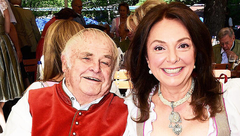 Gut versorgt mit Bier und Brezn: Wirt Richard Süßmeier und Moderatorin Uschi Dämmrich von Luttitz. Gut versorgt mit Bier und Brezn: Wirt Richard Süßmeier und Moderatorin Uschi Dämmrich von Luttitz.