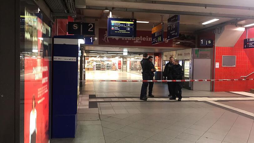 Polizisten stehen am Mittwoch an der Absperrung an den S-Bahngleisen des Ostbahnhofs.
