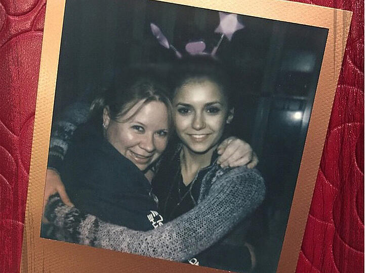 Dieses Bild mit Produzentin Julie Plec (li.) postete Nina Dobrev zu ihrem Abschiedsbrief auf Instagram