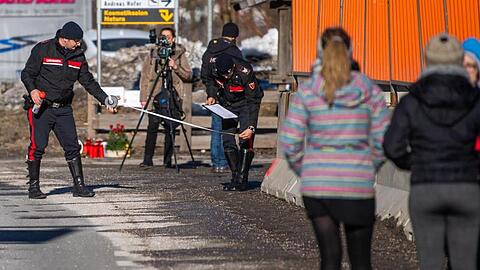 Einsatzkräfte der Carabinieri rekonstruieren in Luttach den Unfallhergang, während Teilnehmer einer Reisegruppe zusehen.