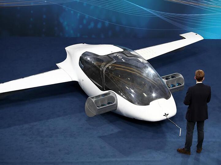 Der Prototyp des ersten flugfähigen Flugtaxis, der eVTOL des Herstellers Lilium.