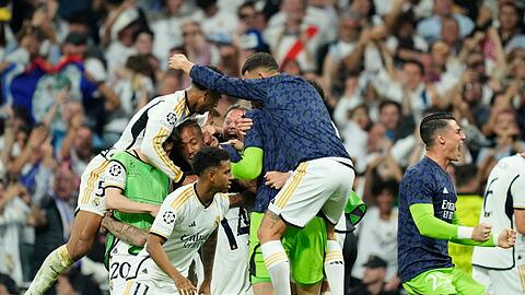 Spieler von Real Madrid jubeln nach dem Tor zum 2:1.