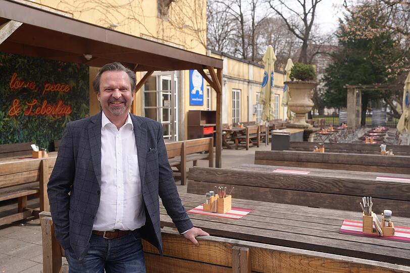 Im Park-Café-Biergarten von Wirt Chris Lehner war der Andrang zum erstem Deutschlandspiel groß. Im Park-Café-Biergarten von Wirt Chris Lehner war der Andrang zum erstem Deutschlandspiel groß.