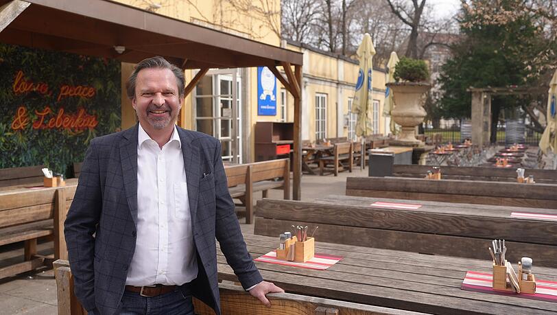 Im Park-Café-Biergarten von Wirt Chris Lehner war der Andrang zum erstem Deutschlandspiel groß. Im Park-Café-Biergarten von Wirt Chris Lehner war der Andrang zum erstem Deutschlandspiel groß.