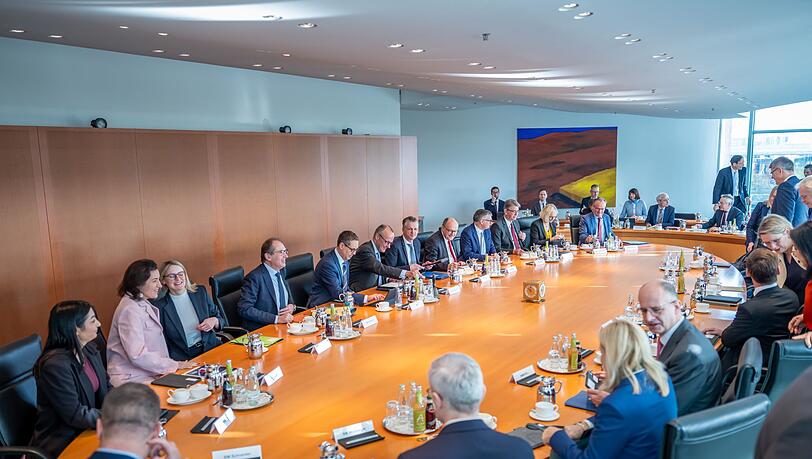 Jeden Mittwoch trifft sich das Bundeskabinett. Dieses Mal soll es vor allem um Bürokratieabbau gehen. Jeden Mittwoch trifft sich das Bundeskabinett. Dieses Mal soll es vor allem um Bürokratieabbau gehen.