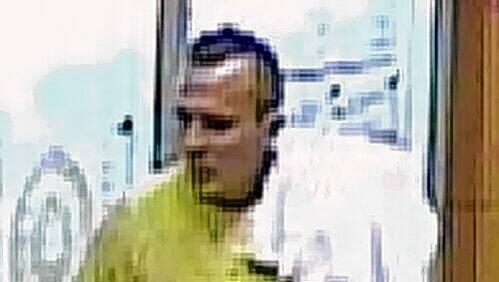 Der zweite Täter hatte ein gelbes Shirt an, er ist dunkelblond. Der zweite Täter hatte ein gelbes Shirt an, er ist dunkelblond.