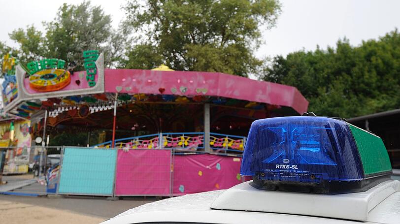 Das Karussel Disco Star auf dem Volksfest in Hemau: Drei Mädchen im Alter zwischen neun und elf Jahren sind am Dienstagabend schwer verletzt worden, als eine Haltestange bei voller Fahrt plötzlich brach und sich die Gondel löste, in der die Mädchen saßen. Die Bilder