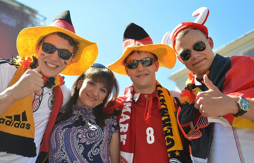 Für das letzte Vorrundenspiel der DFB-Elf erwarten die Verantwortlichen im EM-Spielort Lwiw 12.000 deutsche Fans. So ausgelassen feierten die deutschen Fans: Die Bilder!
