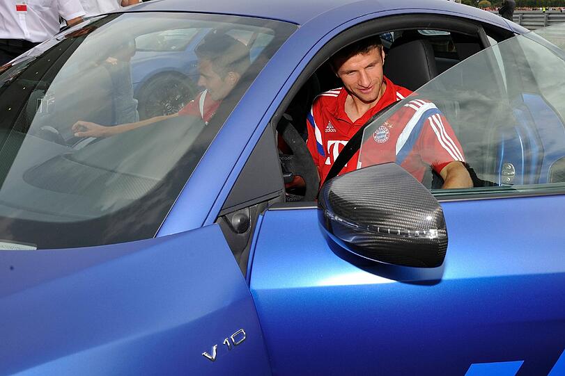 Die Bayern-Stars mit ihren neuen Dienstwagen.