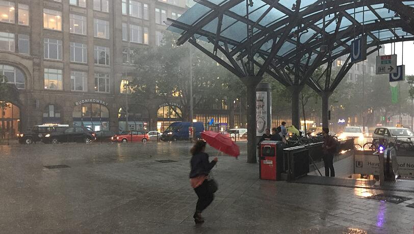 Passanten wurden in Hamburg plötzlich von einem starken Gewitter überrascht. Passanten wurden in Hamburg plötzlich von einem starken Gewitter überrascht.