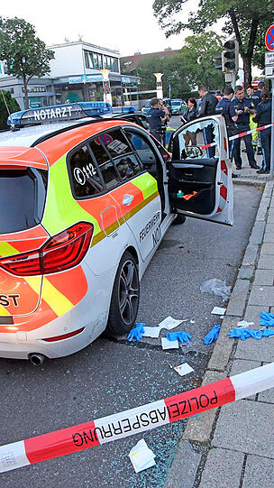 Das offenbar betrunkene Duo - die beiden hatten zuvor offensichtlich schon randaliert - flüchtete, wurde aber bereits einige hundert Meter entfernt von der Polizei gestellt und überwältigt.