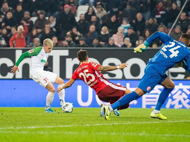 Philipp Max (l) brachte den FC Augsburg mit seinem Tor zum 1:0 auf die Siegerstraße gegen Düsseldorf.