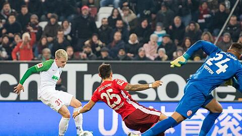 Philipp Max (l) brachte den FC Augsburg mit seinem Tor zum 1:0 auf die Siegerstraße gegen Düsseldorf.