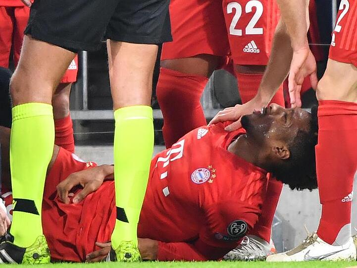 Kingsley Coman von den Bayern liegt nach seiner Verletzung bei dem Champions League-Spiel gegen Tottenham Hotspur auf dem Rasen. Foto: Peter Kneffel/dpa