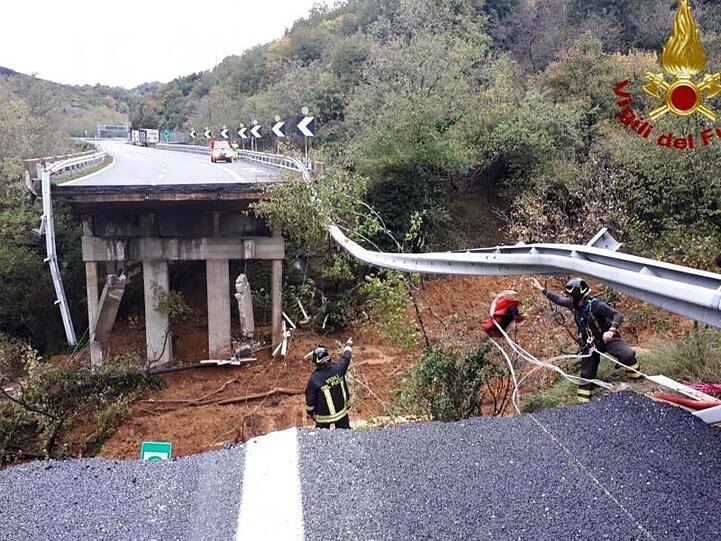 Die Überreste des Autobahnviadukts an der A6 in Richtung Turin.