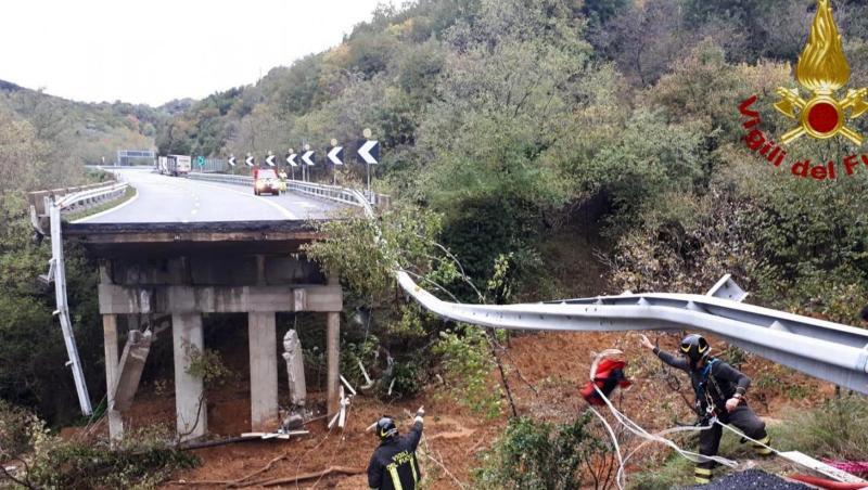 Die Überreste des Autobahnviadukts an der A6 in Richtung Turin. Die Überreste des Autobahnviadukts an der A6 in Richtung Turin.