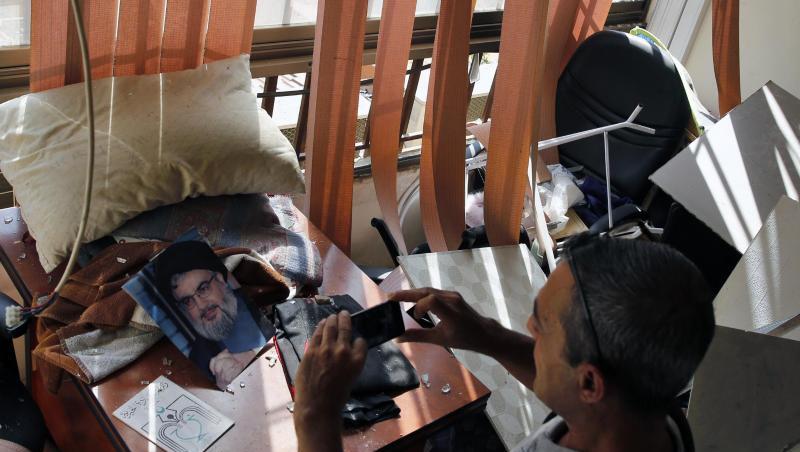 Ein Journalist macht Fotos von den Schäden in einem Medienbüro der Hisbollah-Miliz, wo eine israelische Drohne abgestürzt ist. Ein Journalist macht Fotos von den Schäden in einem Medienbüro der Hisbollah-Miliz, wo eine israelische Drohne abgestürzt ist.