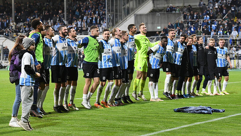 Die Fans des TSV 1860 feiern ihre Mannschaft nach dem Pokal-Erfolg gegen Schalke 04.