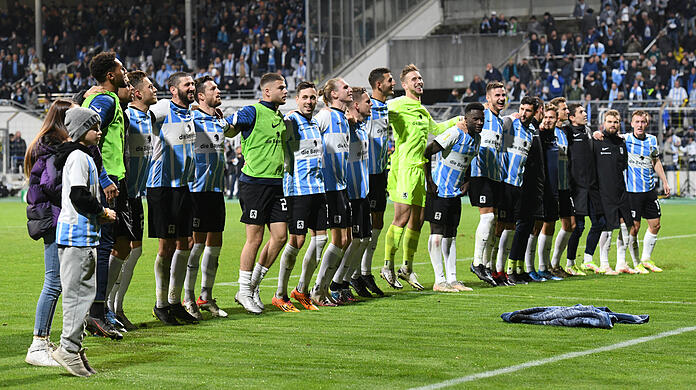 Die Fans des TSV 1860 feiern ihre Mannschaft nach dem Pokal-Erfolg gegen Schalke 04.