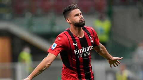 Milans Stürmer Olivier Giroud traf gegen US Sassuolo doppelt und ebnete damit den Weg zur Meisterschaft.