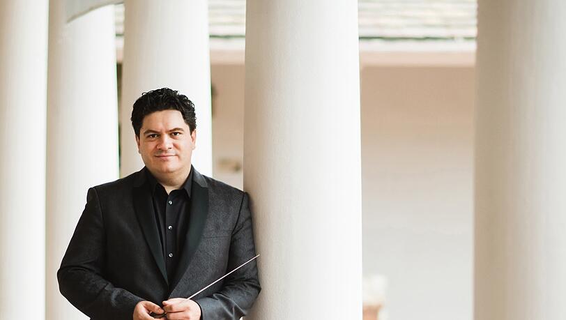 Der 1980 in Timisoara geborene Dirigent war Konzertmeister des Miami Symphony Orchestra. Seine internationale Karriere begann 2012, als er beim Chicago Symphony Orchestra für Pierre Boulez einsprang.