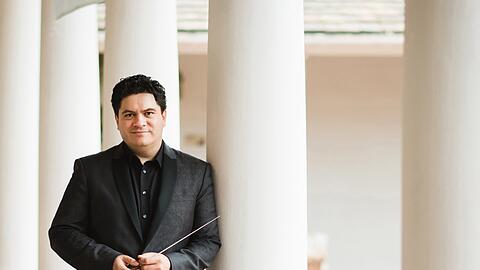 Der 1980 in Timisoara geborene Dirigent war Konzertmeister des Miami Symphony Orchestra. Seine internationale Karriere begann 2012, als er beim Chicago Symphony Orchestra für Pierre Boulez einsprang.